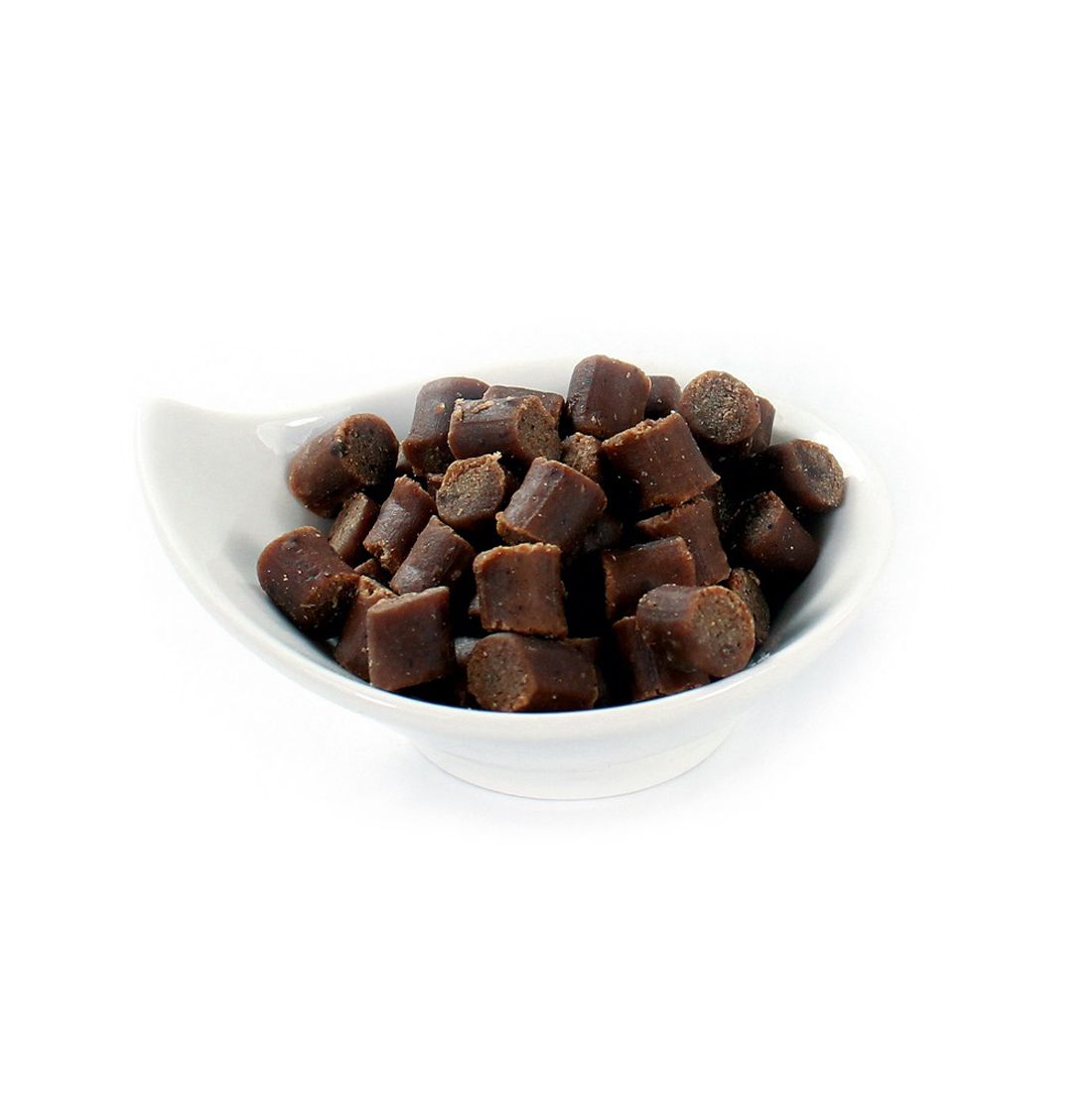 Hundefutter-Leckerlis in einer weißen Schale. Die Leckerlis sind braun und würfelförmig.