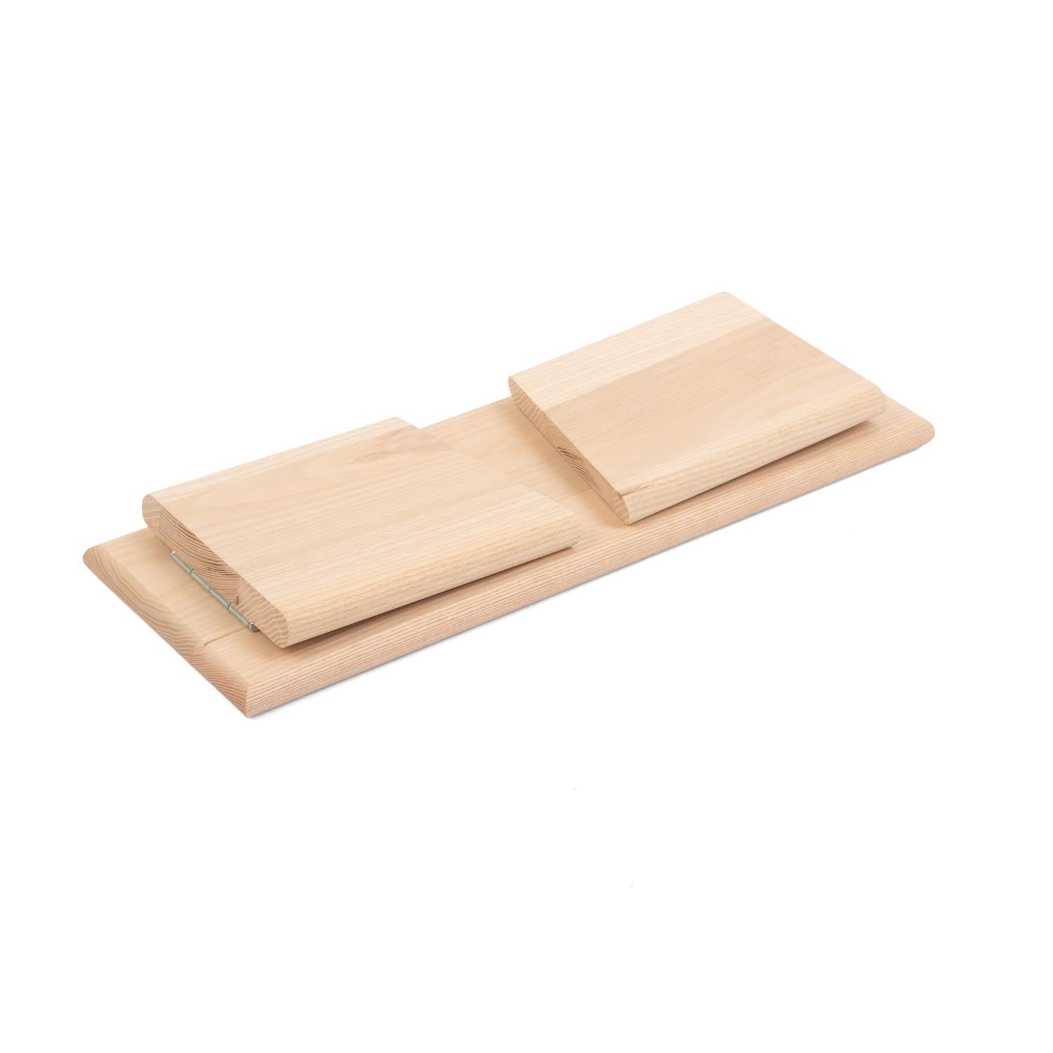 Gefaltete Meditationsbank aus hellem Holz. Rechteckige Sitzfläche, zwei Seitenteile, Metallscharniere.