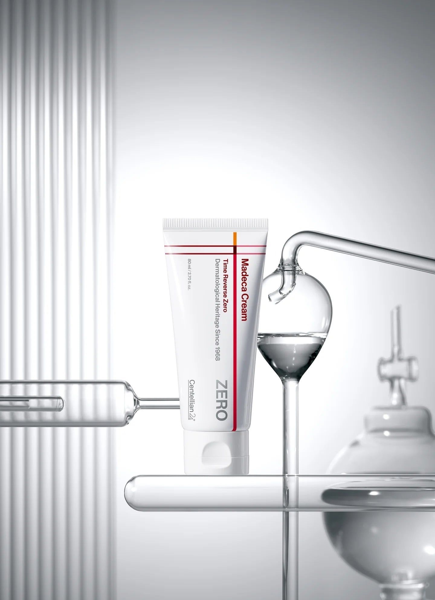 Eine Tube Madca-Creme schwebt mit Wasserblasen vor blauem Hintergrund.