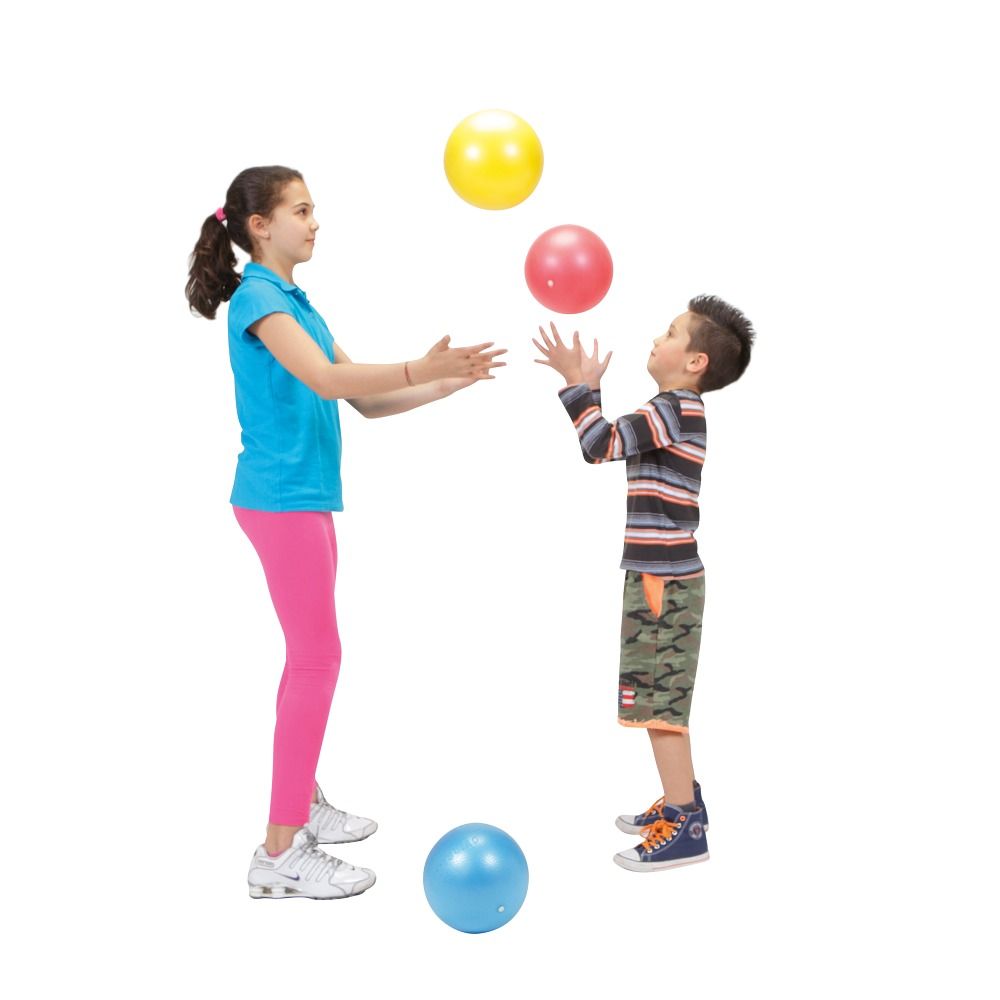 Zwei Kinder jonglieren mit Gymnic Fitnessball Overballs. Ein blauer, ein roter und ein gelber Ball.