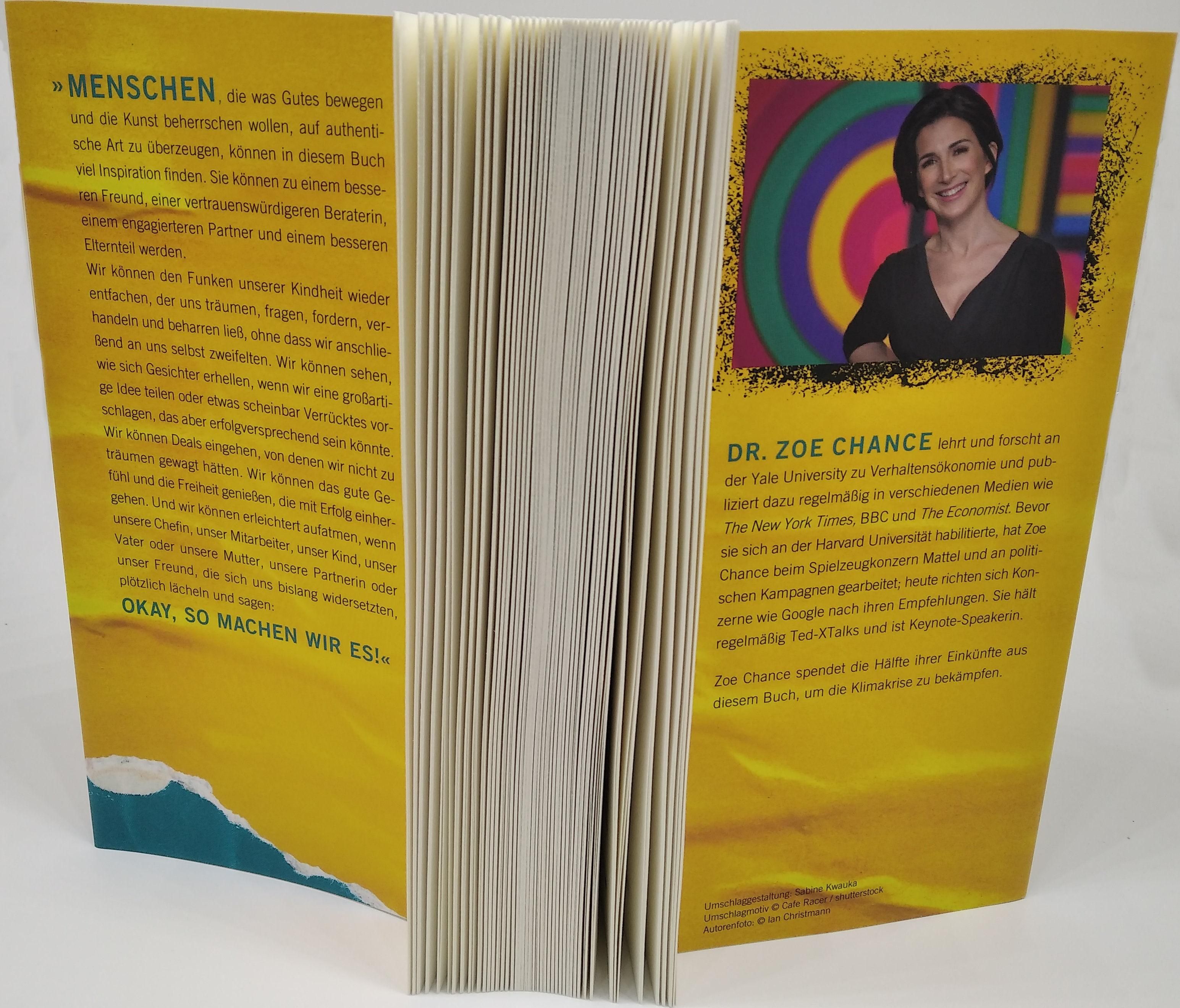 Buch "Der gute Einfluss" geöffnet. Linke Seite mit Text, rechte Seite mit Foto von Dr. Zoe Chance. Gelber Hintergrund.
