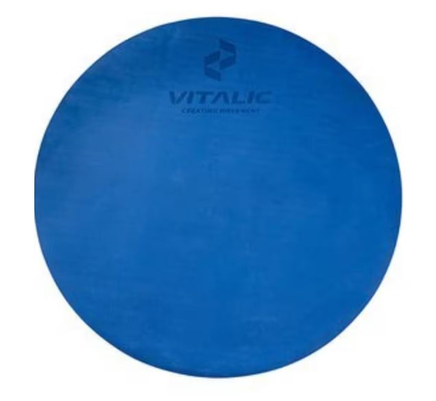 Blauer, runder Yogamatte. VITALIC-Logo oben. Antirutsch-Design. Für Sport und Meditation.