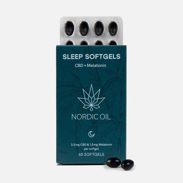 Schachtel mit Nordic Oil CBD Softgels mit Melatonin. Enthält Blisterpackung mit schwarzen Softgels. Aufschrift: Sleep Softgels, CBD + Melatonin.
