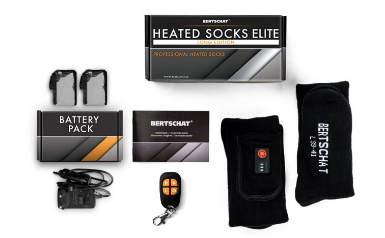 Produktverpackung mit BERTSCHAT® beheizbaren Socken, Batterien, Fernbedienung und Zubehör.