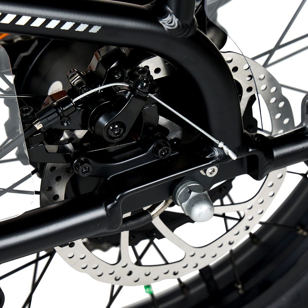 Schwarzes Lastenrad mit Hinterrad und Scheibenbremse. Detailaufnahme auf weißem Hintergrund.