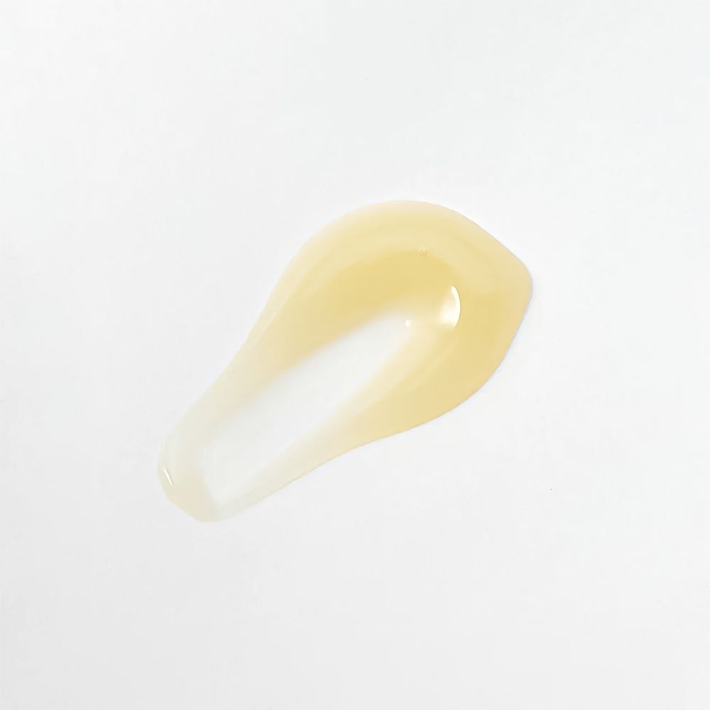 Traccia di siero giallo su sfondo bianco. Forma: a goccia.