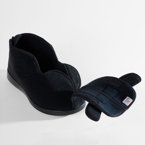 Schwarze Hausschuhe mit Klettverschluss und Musterung.