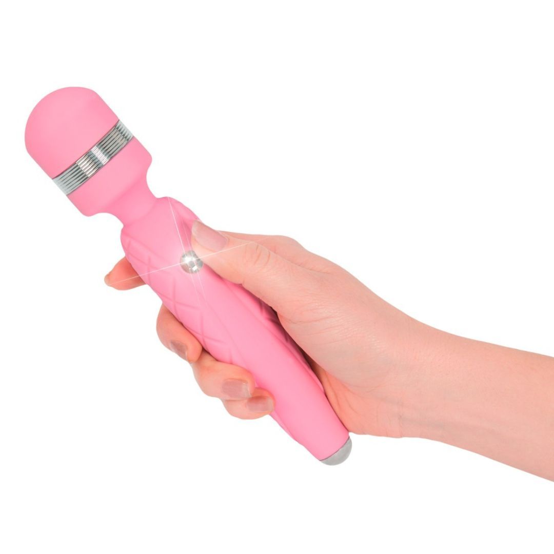 Rosa Vibrator in einer Hand gehalten. Silberne Akzente und Diamant-Detail sichtbar.