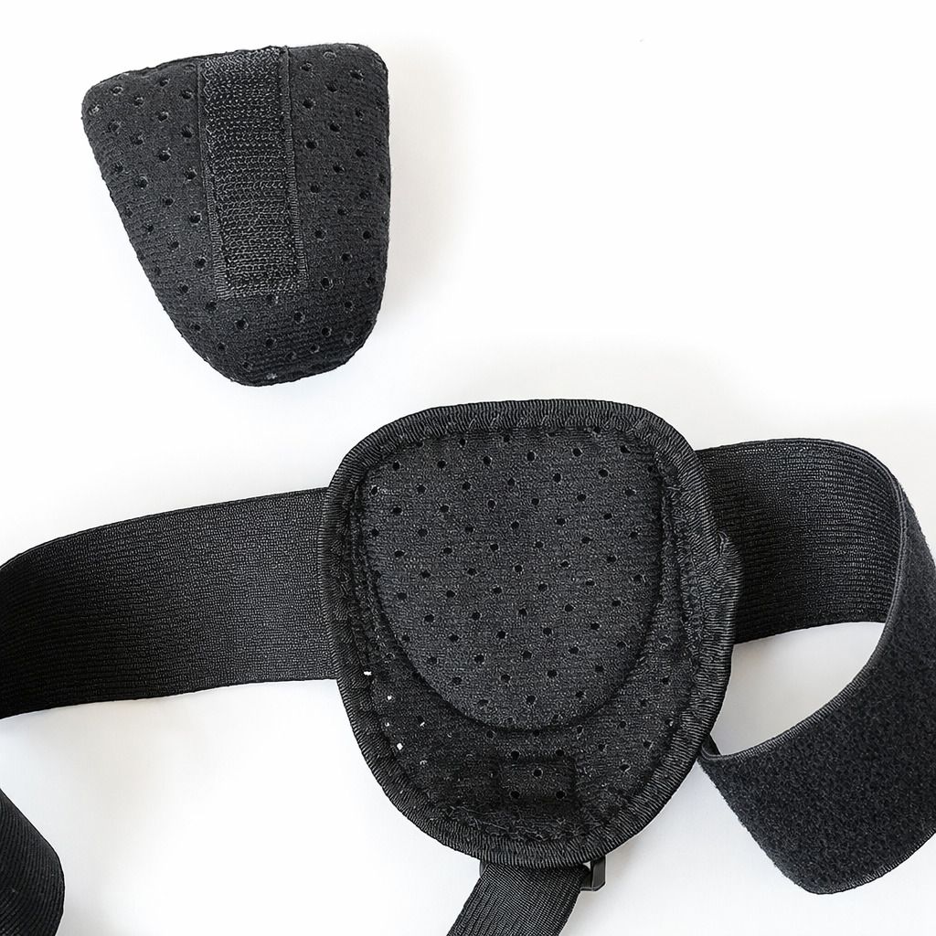 Nahaufnahme der Bestandteile des Leistenstützgürtels: Gürtel, Schutzeinlage und Klettverschluss.