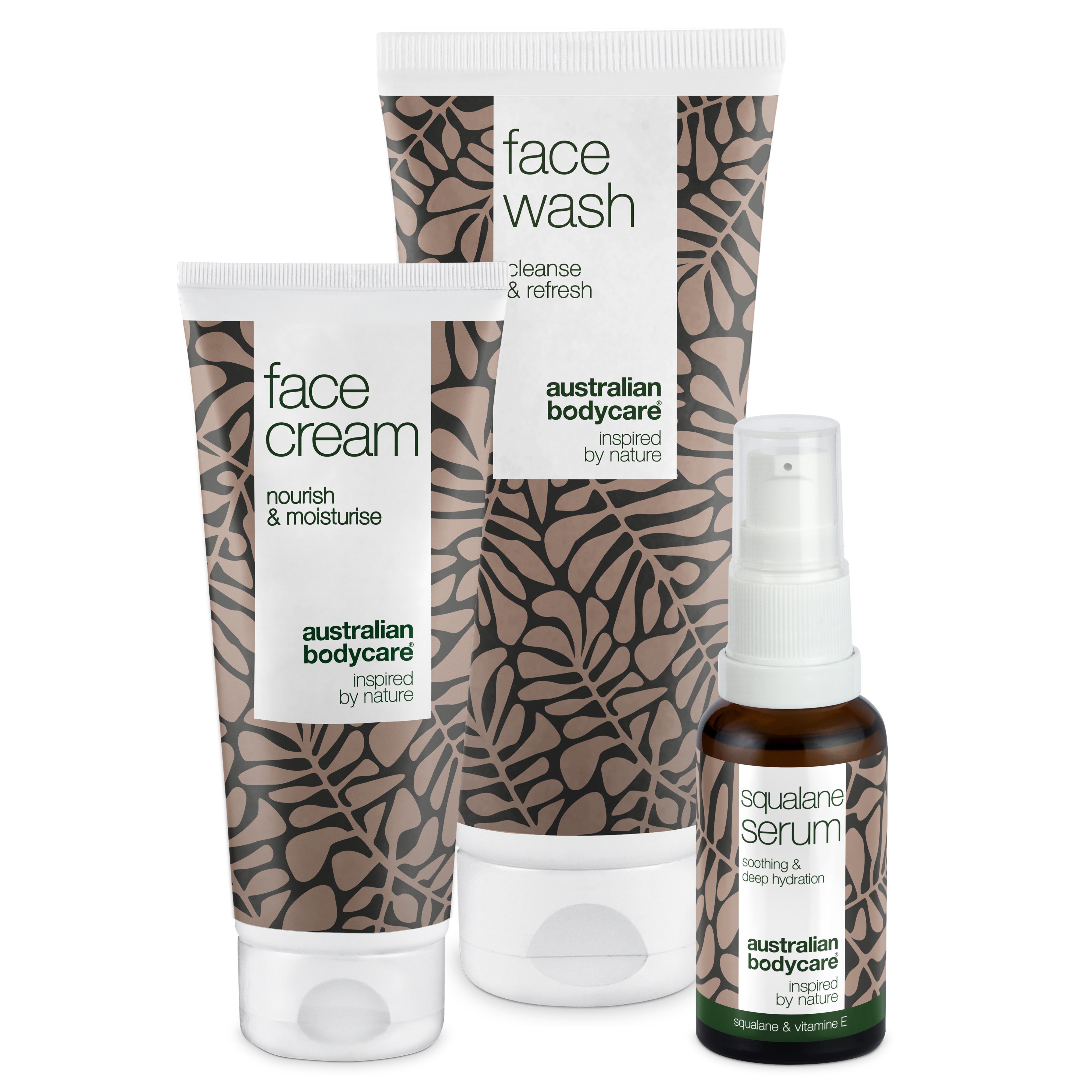Set mit Face Wash, Face Cream und Squalane Serum. Verpackung mit Blättermuster. Produkte mit weißem Deckel.