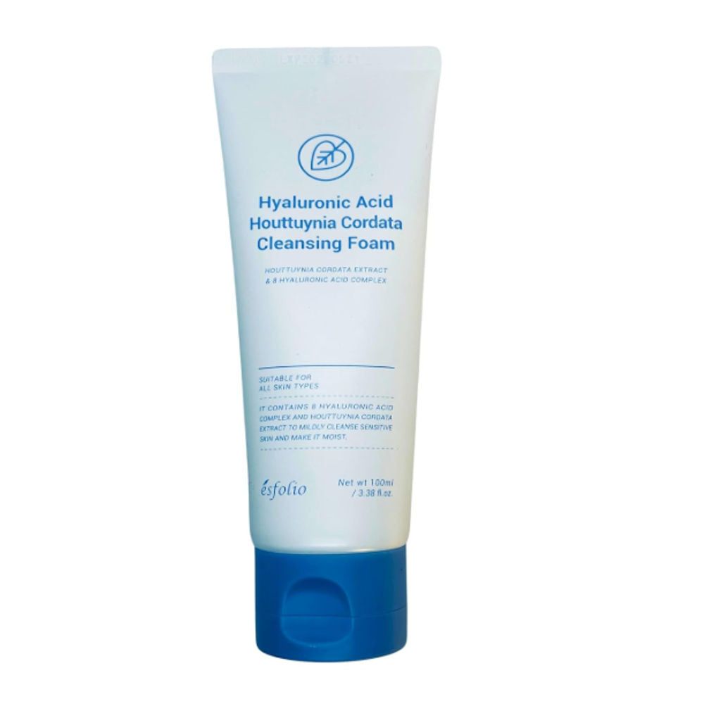 Weiße Tube mit blauem Deckel. Aufschrift: Hyaluronic Acid Houttuynia Cordata Cleansing Foam. Marke: Esfolio.