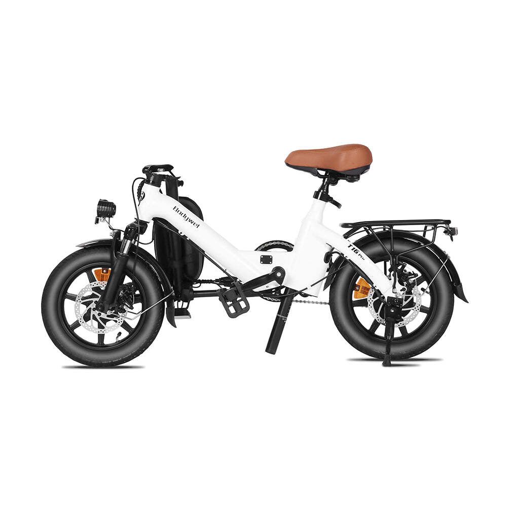 Weißes, faltbares E-Bike mit braunem Sattel, schwarzen Reifen und Gepäckträger. Bodywel T16 Pro.