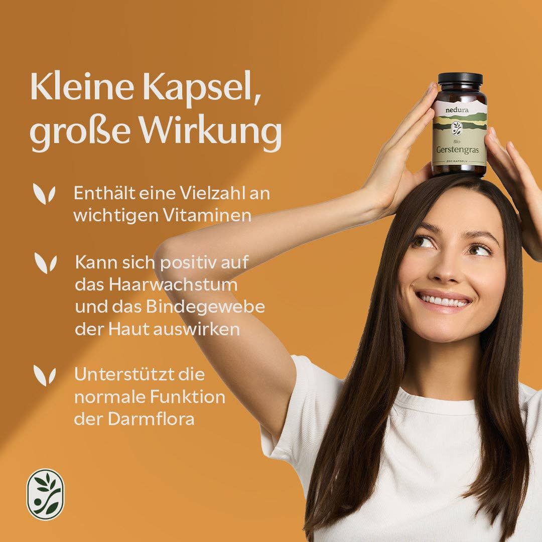 Frau hält eine Flasche "nedura Bio Gerstengras" über dem Kopf. Text: "Kleine Kapsel, große Wirkung".