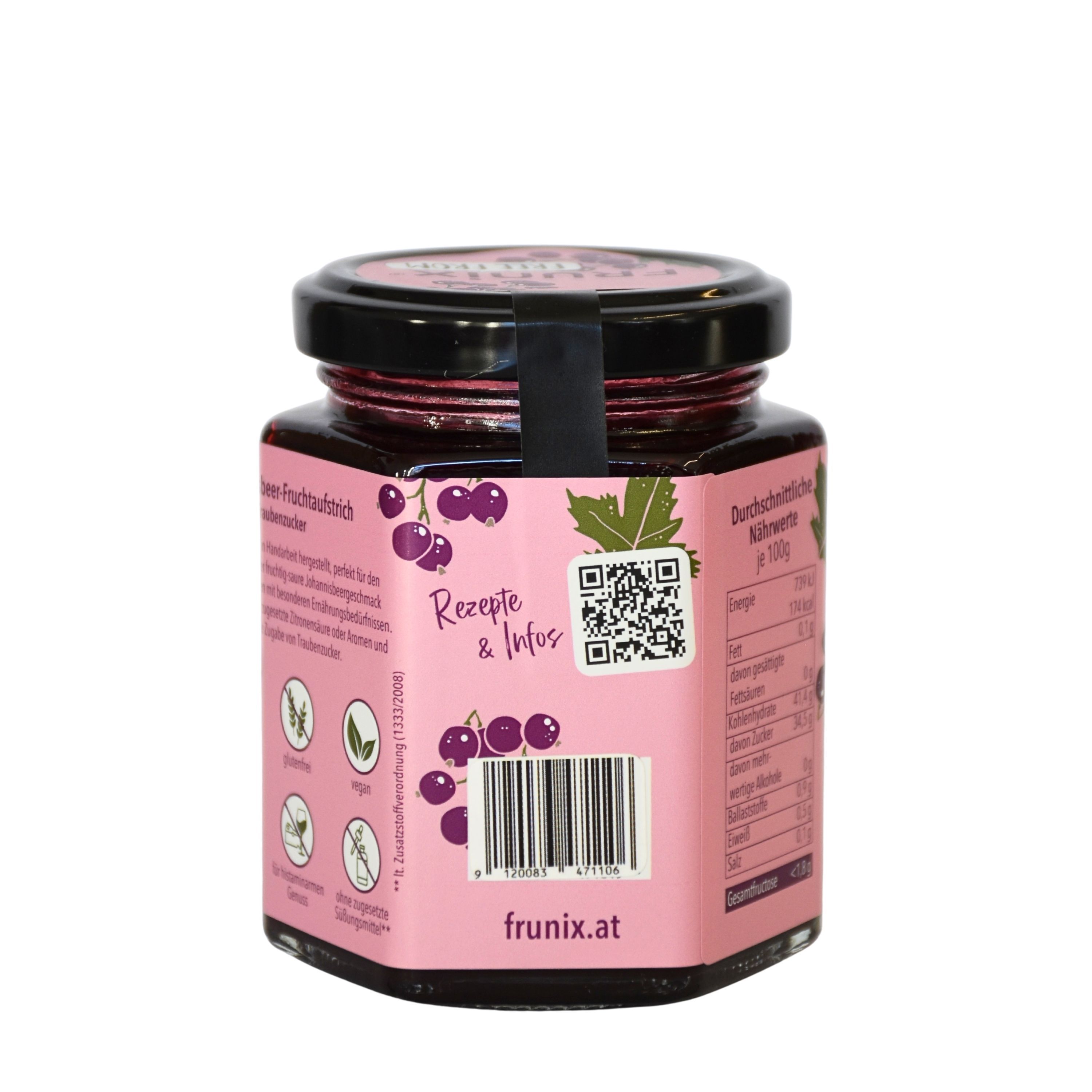 Glas mit schwarzem Johannisbeer-Fruchtaufstrich. Rosa Etikett mit QR-Code und Informationen. Schwarzer Deckel.