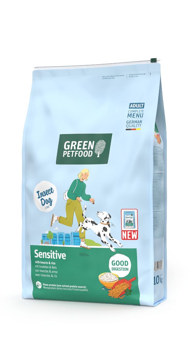 Hundefutterbeutel mit Aufdruck. Marke: Green Petfood. Text: Sensitive, Insekten & Reis. Abbildung: Hund und Frau.