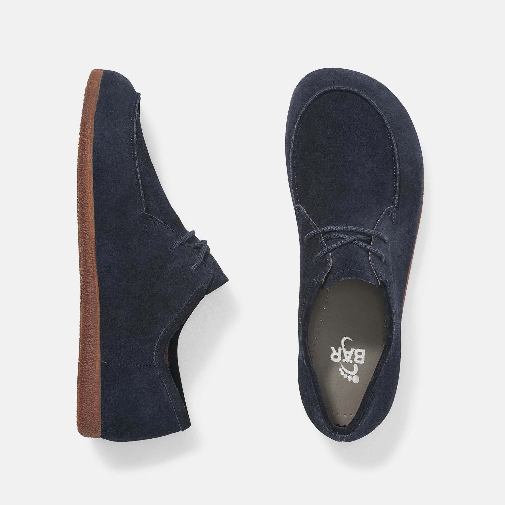 Zwei blaue Wildleder-Schnürschuhe. Braune Sohle. Ansicht von oben und Seite. Innensohle mit Logo.