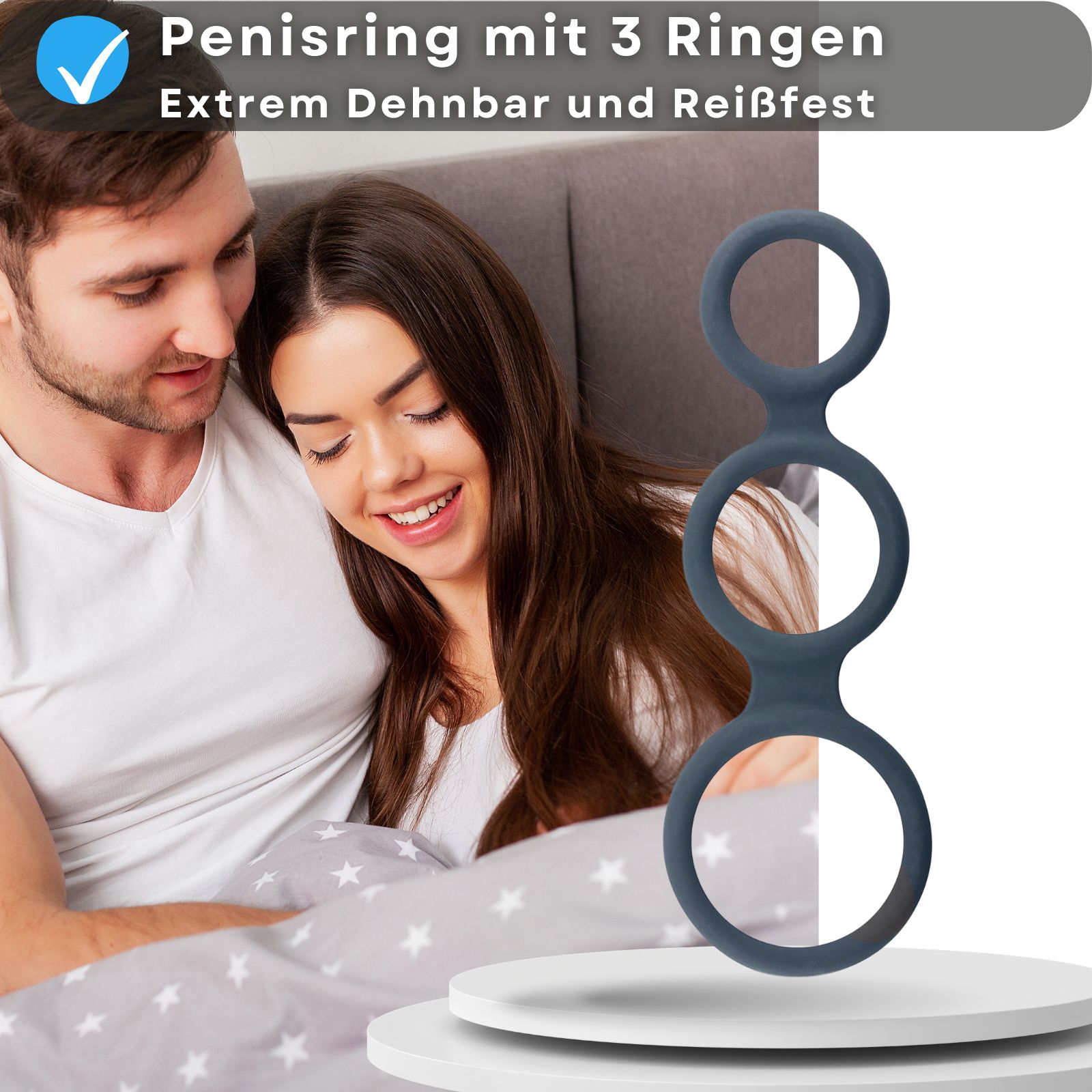 Blauer Penisring mit drei Ringen. Paar im Hintergrund. Text: Penisring mit 3 Ringen, dehnbar.