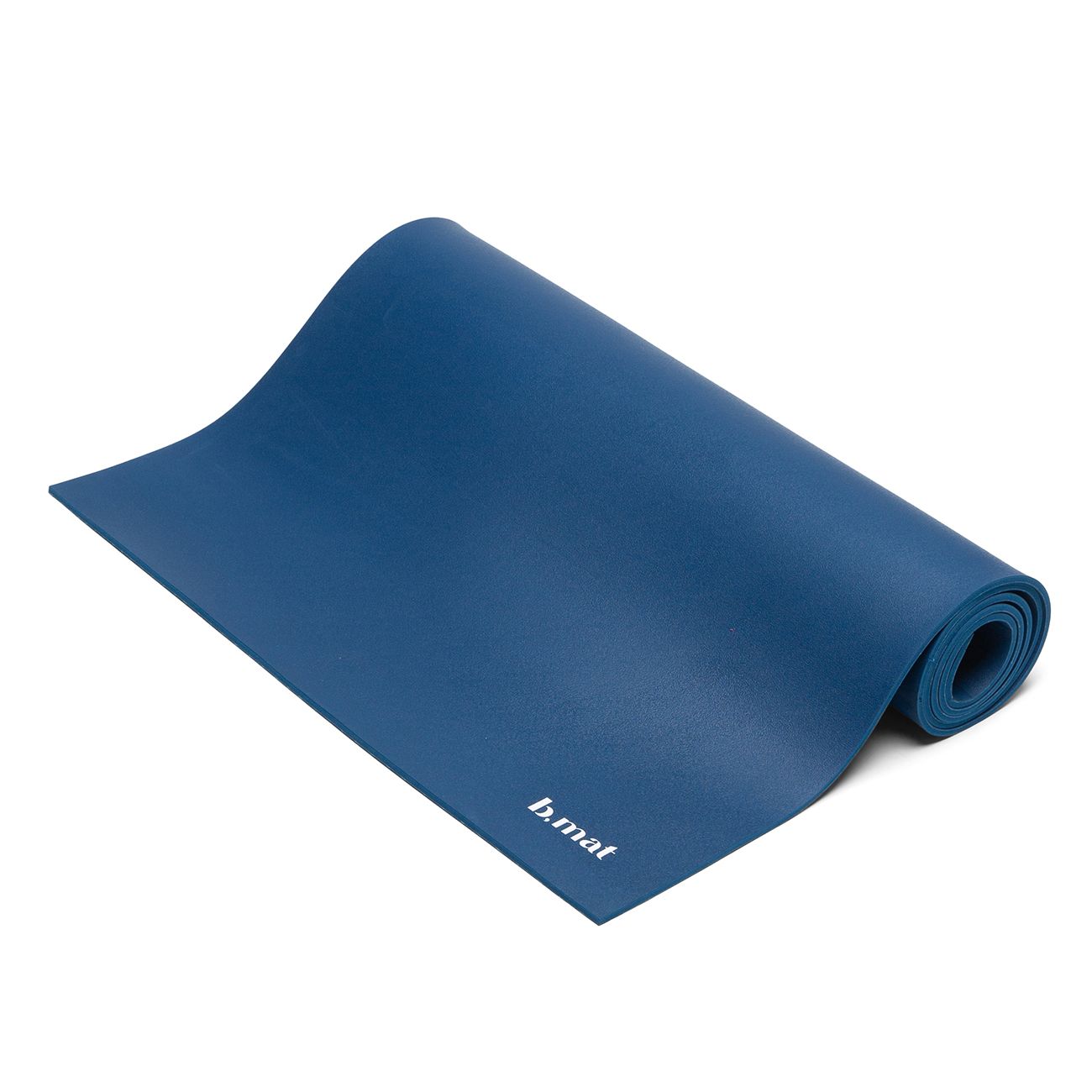 Blau Yogamatte, teilweise gerollt. Weißes Logo "b.mat" in der Ecke. Matte liegt auf weißem Hintergrund.