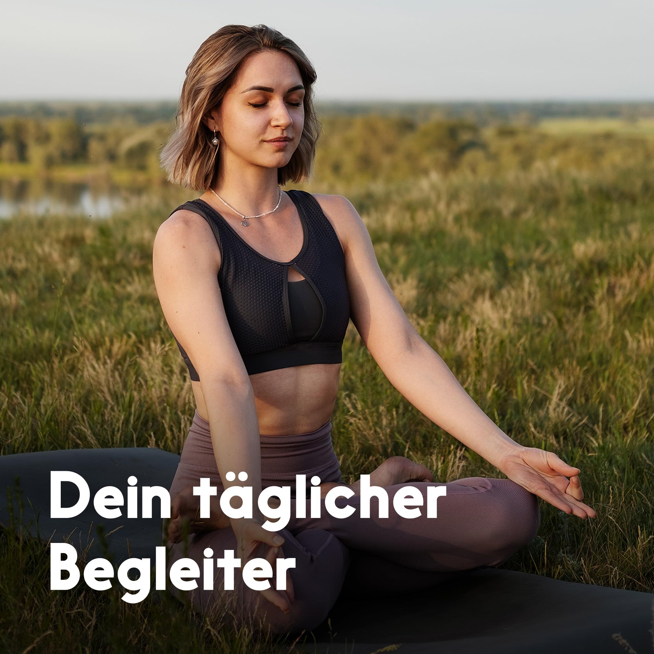 Frau sitzt im Schneidersitz auf einer Yogamatte im Freien. Text: Dein täglicher Begleiter.