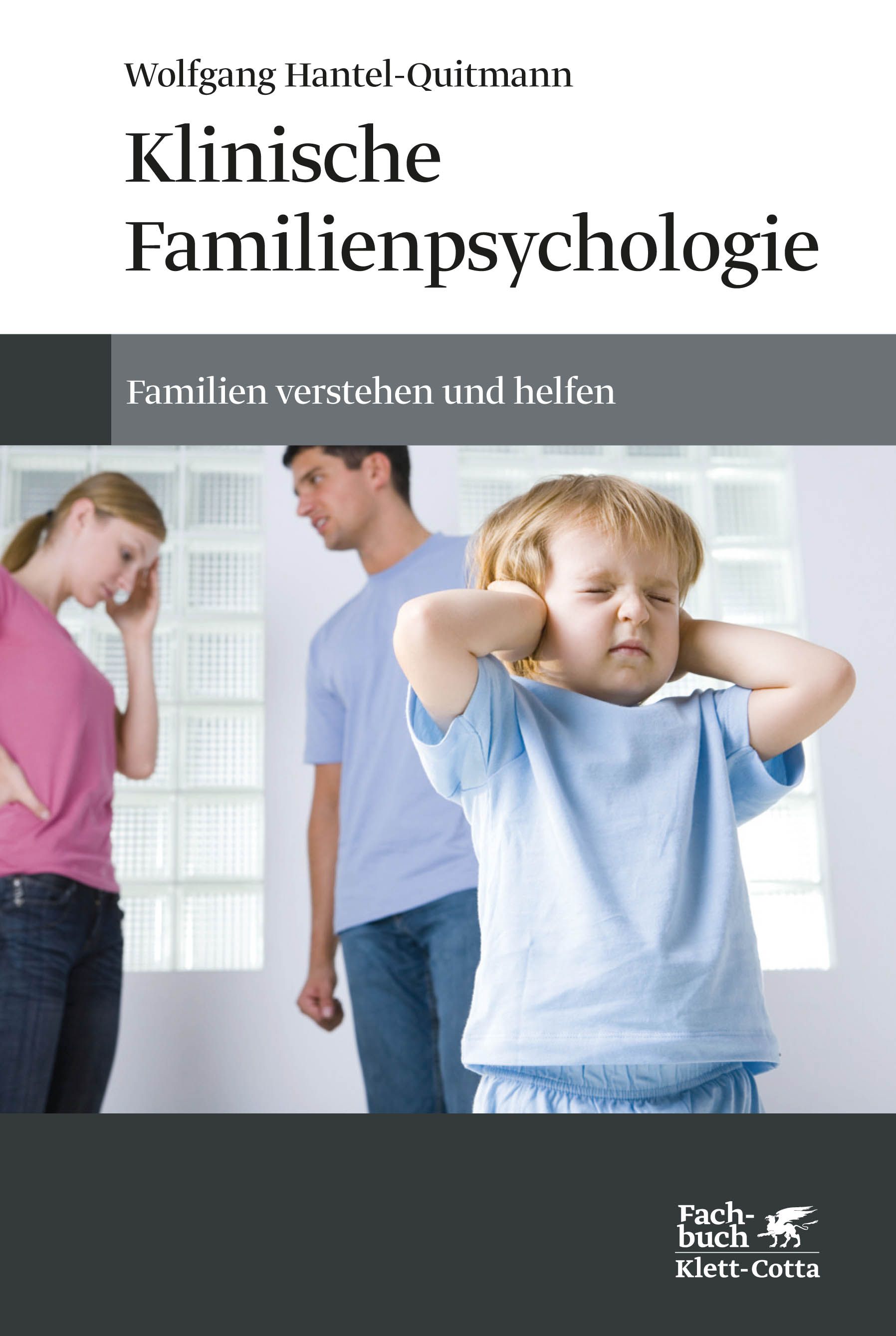 Buchcover: Klinische Familienpsychologie. Titel, Autorenname. Bild: Familie, Kind hält Ohren zu. Verlag Klett-Cotta.