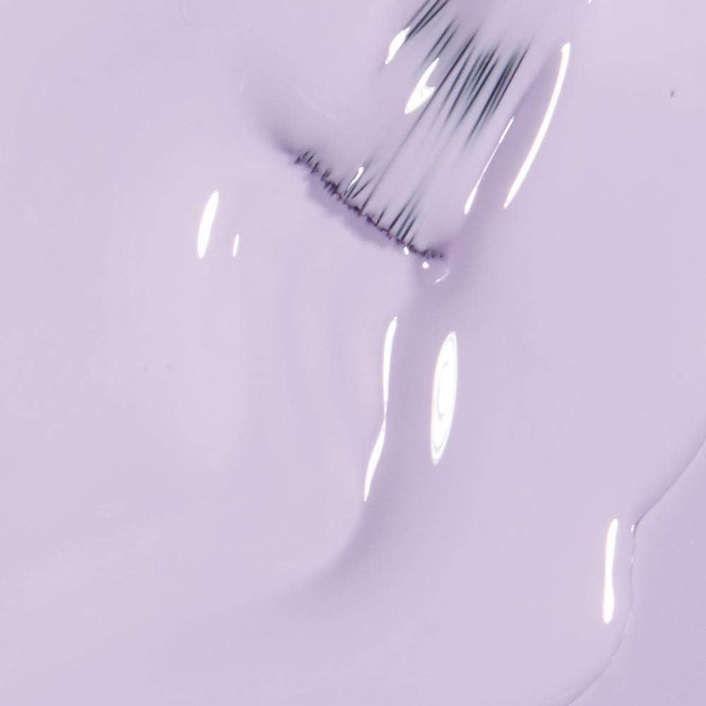 Helllila Nagellack mit Pinsel. Lack glänzt. Pinselborsten sind sichtbar.