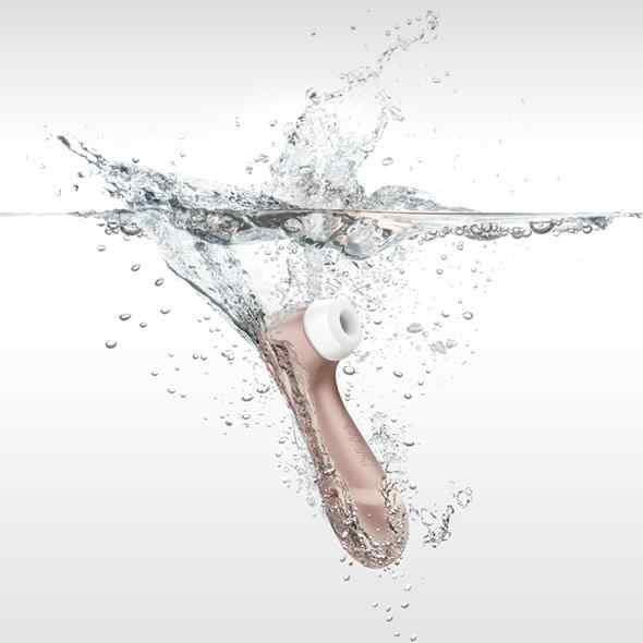 Satisfyer Pro 2 Air Pulse Stimulator in Roségold taucht in Wasser mit Spritzern.