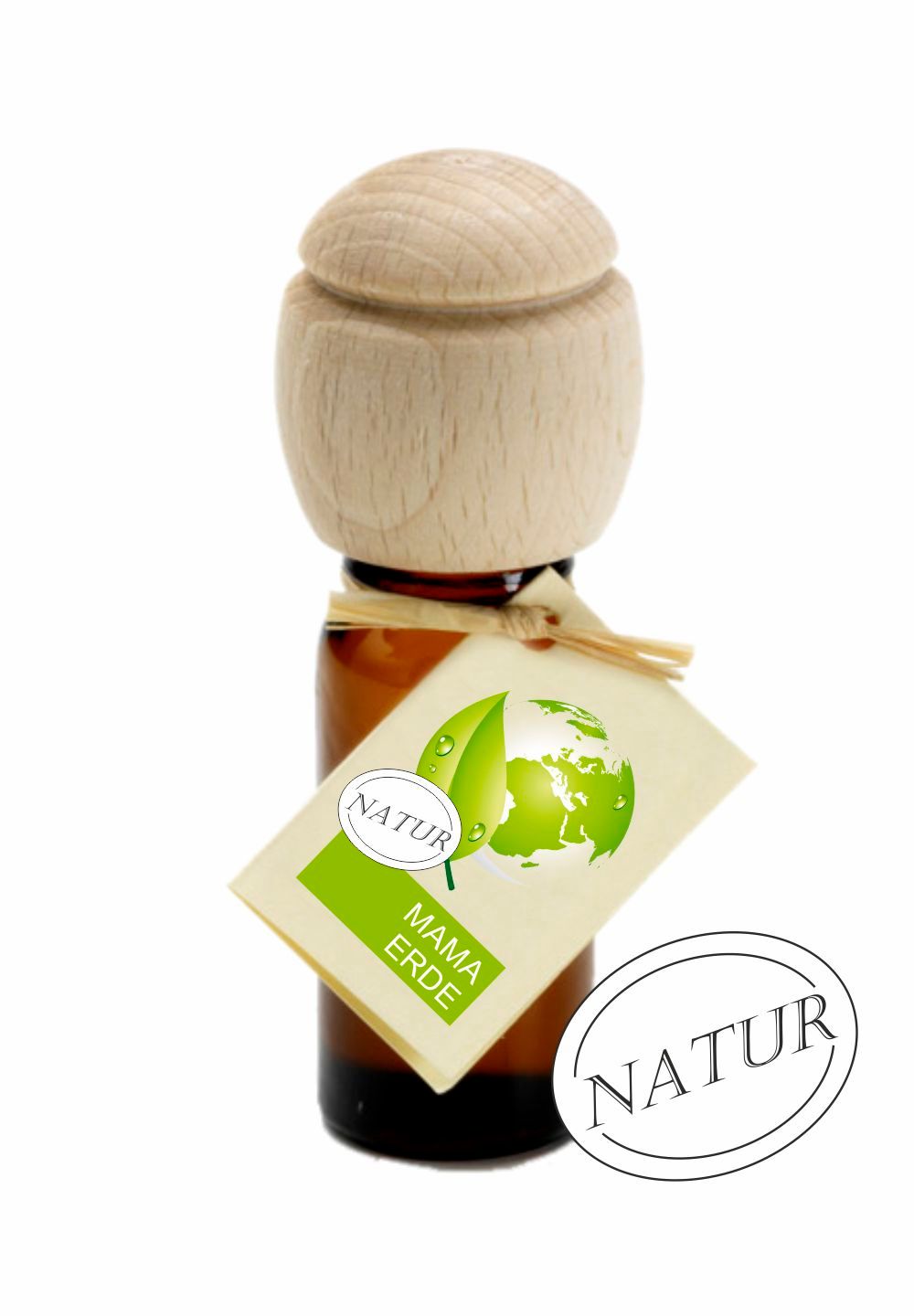Braune Glasflasche mit Holzverschluss und Anhänger. Anhänger mit Blatt, Weltkugel und Schriftzug NATUR, MAMA ERDE.