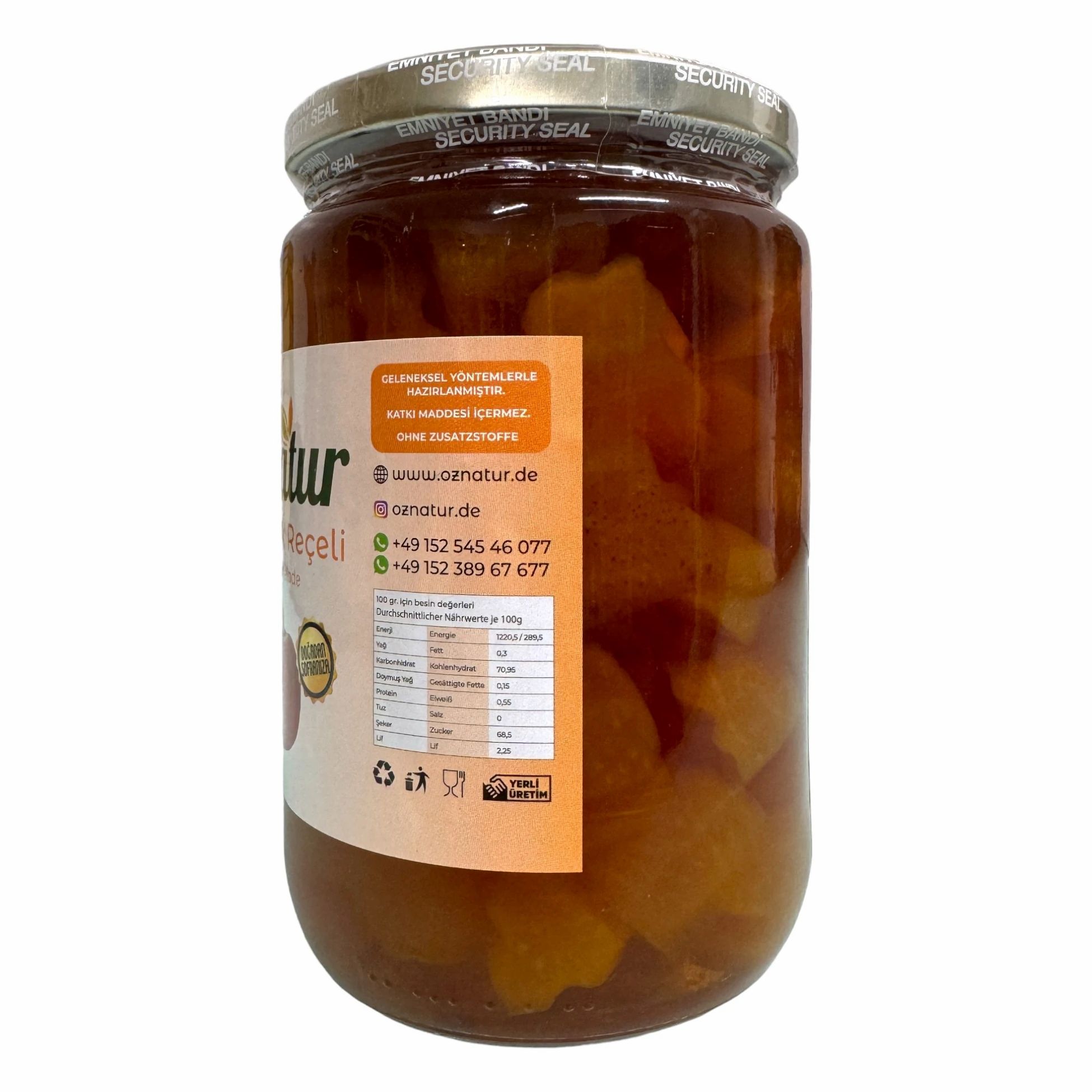 Glas mit Kürbis-Konfitüre. Rückseite mit Text und Etikett. Aufschrift: Öz Natur, Kürbis. 750 g.