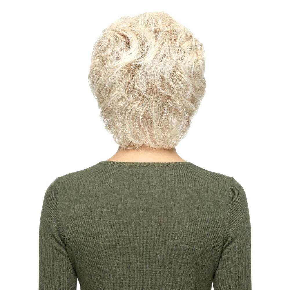 Rückansicht einer blond gefärbten Perücke mit kurzem, gewelltem Haar. Die Frau trägt ein olivgrünes Oberteil.