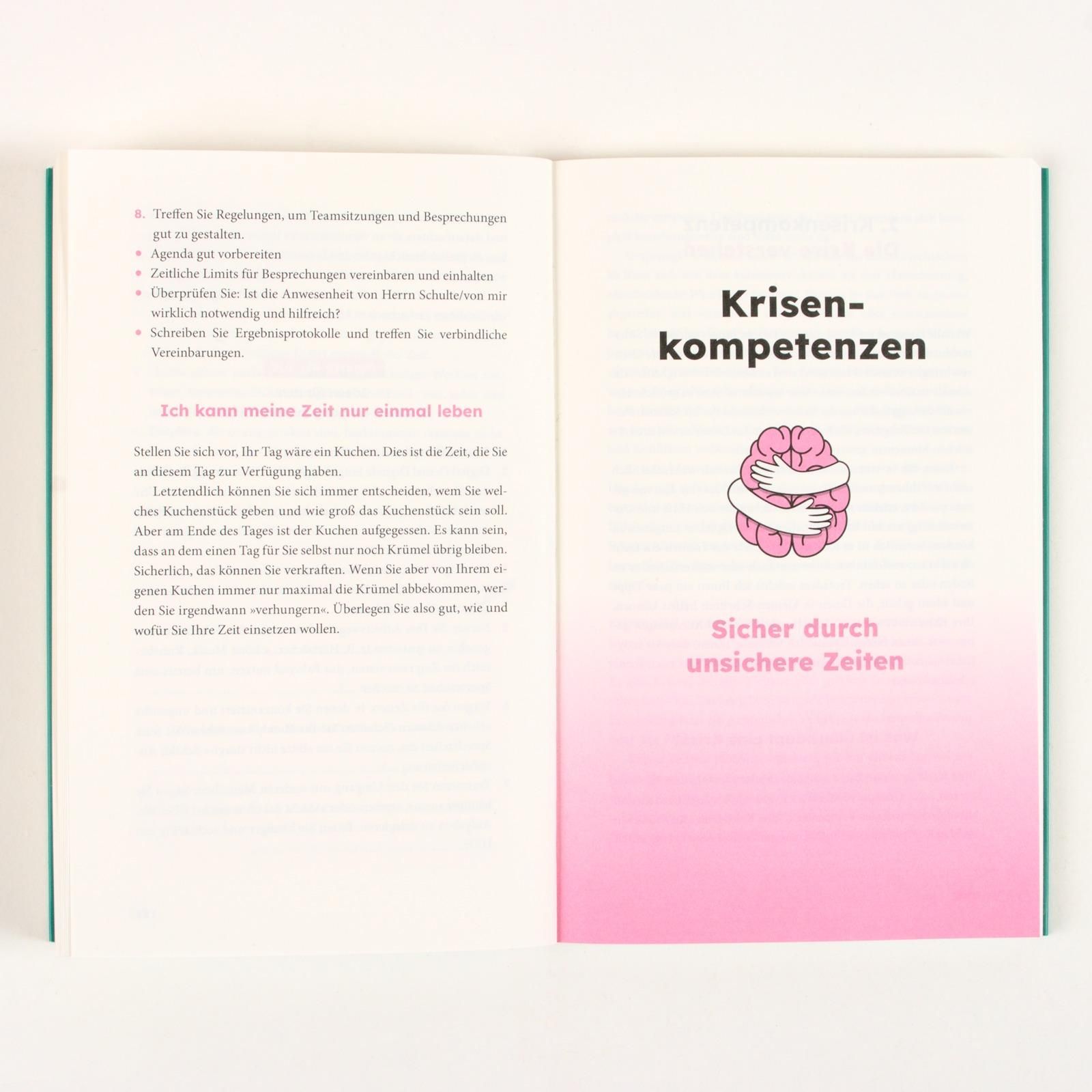 Offenes Buch mit Text und Illustrationen. Linke Seite: Text. Rechte Seite: Kapitelüberschrift "Krisenkompetenzen".