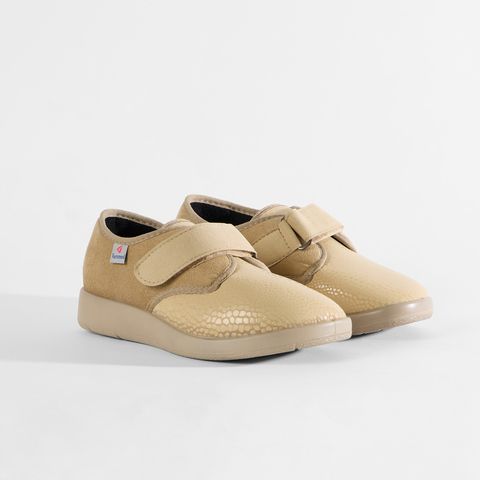 Beige Schuhe mit Klettverschluss und Kroko-Prägung. Etikett mit "Varomed" sichtbar.