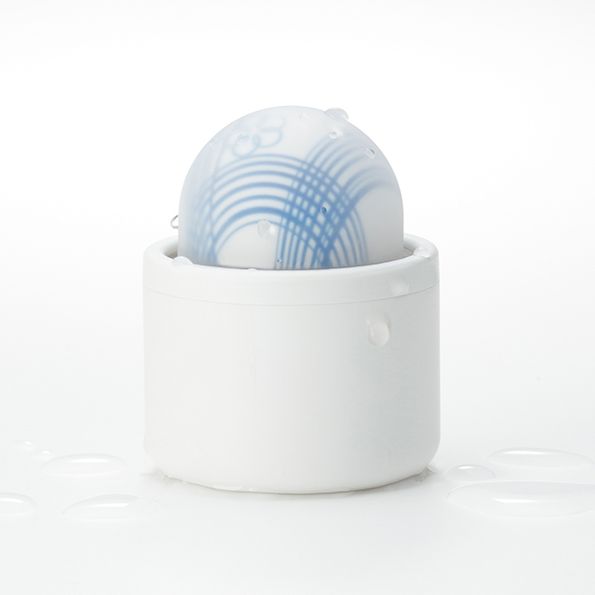 Weißes, zylindrisches Gehäuse mit einer halbkugelförmigen, blau gemusterten Kugel. Wassertropfen sind sichtbar.