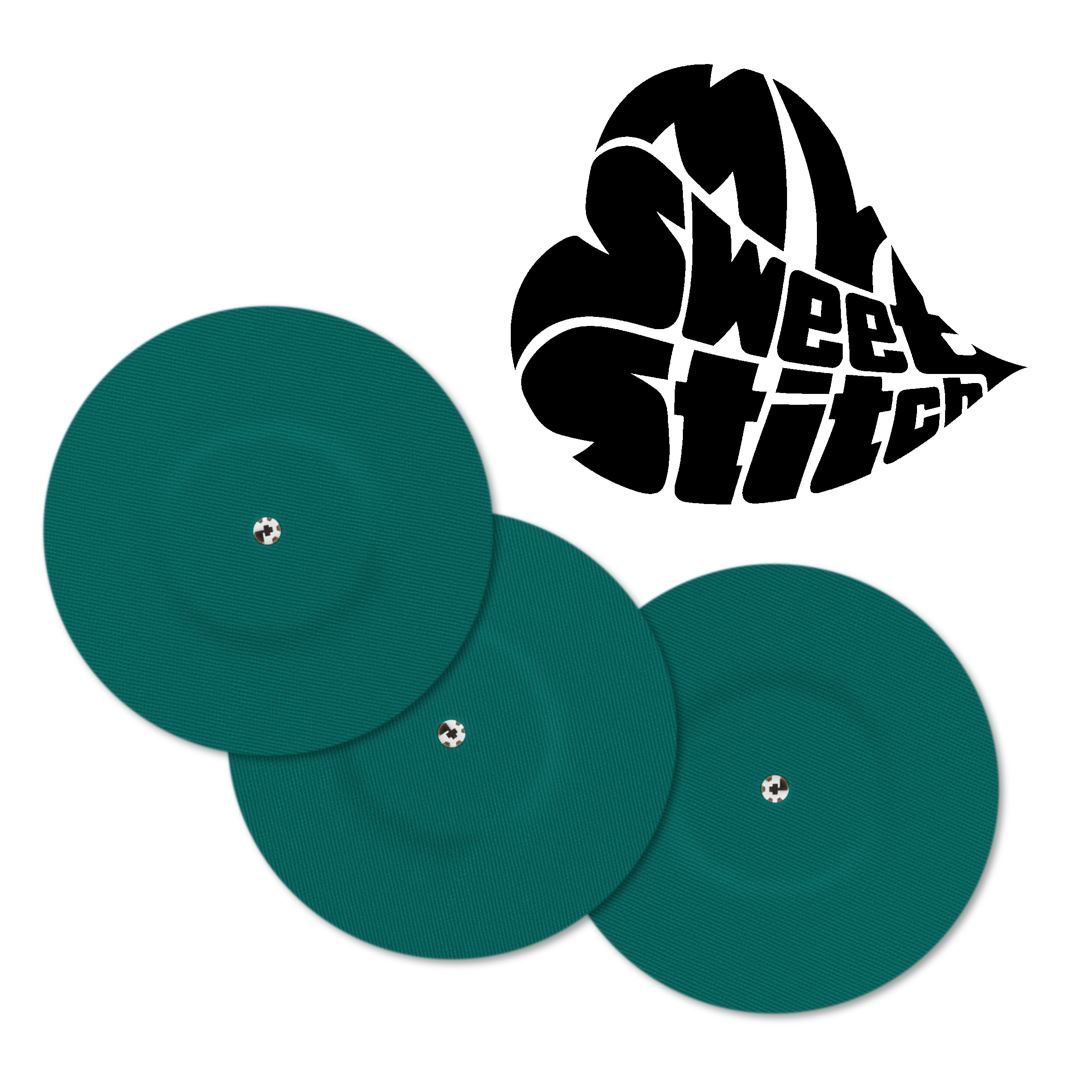 Drei runde, grüne Pflaster mit Belüftungsloch. Daneben ein schwarzes Herz-Logo mit Schriftzug "MySweetStitch".