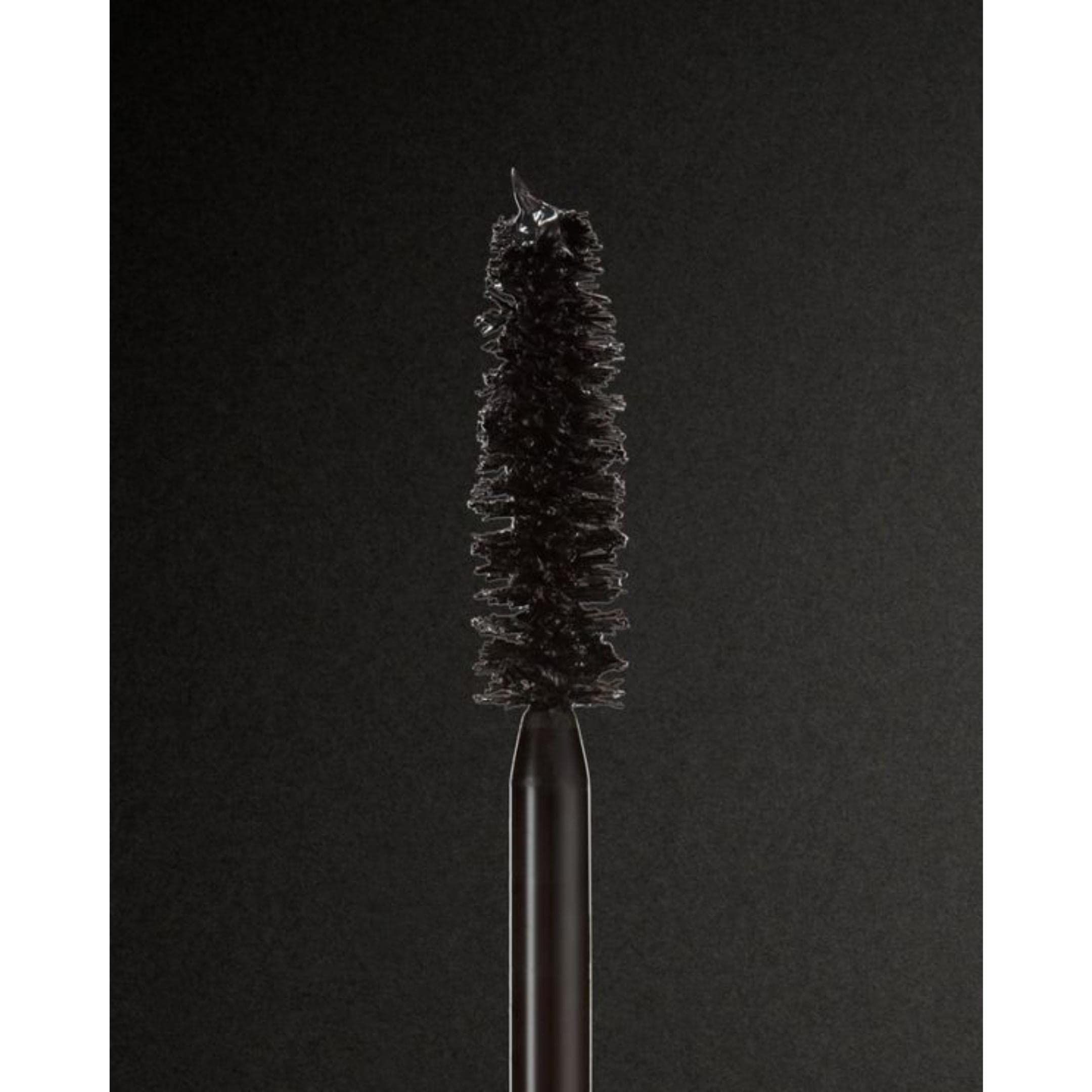 Nahaufnahme der Mascarabürste mit schwarzer Mascara.