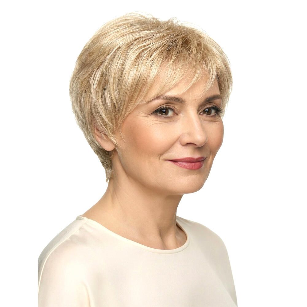 Frau mit blondem, kurzem Haar. Sie trägt ein cremefarbenes Oberteil. Dreiviertelansicht.