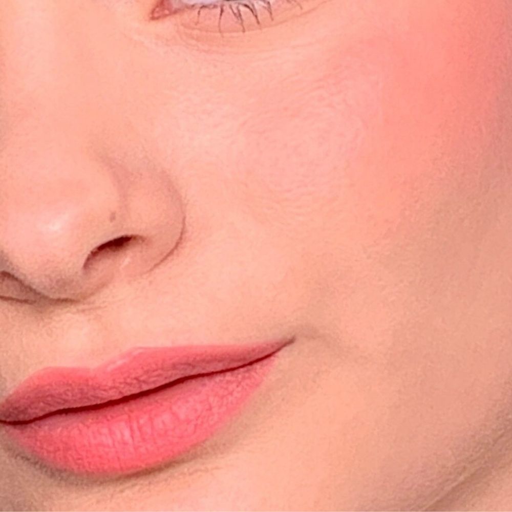 Nahaufnahme eines Gesichts. Rosa Lippen und Wangen. Hautton.