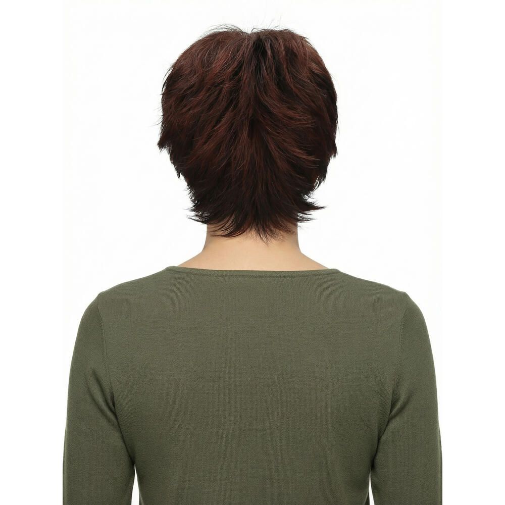 Kurzhaarperücke in Rotbraun. Die Frau trägt ein grünes Oberteil. Rückansicht.