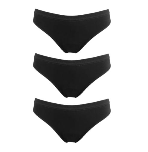 Drei schwarze Periodenunterhosen. Blick von vorne. Schlichtes Design, ohne sichtbare Details oder Logos.