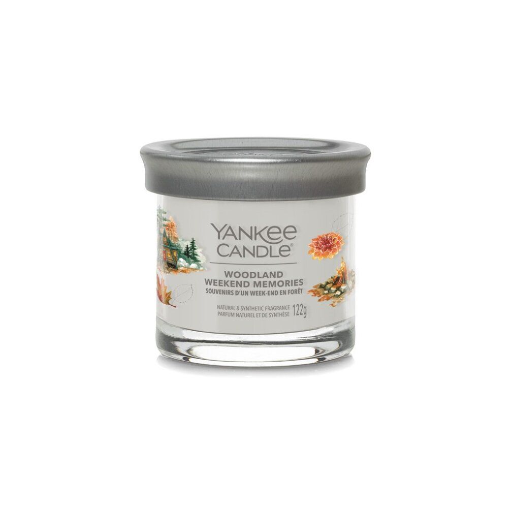 Kerzenglas mit Deckel. Aufschrift: Yankee Candle, Woodland Weekend Memories. Dekorative Elemente: Blätter, Blüten. Gewicht: 122g.