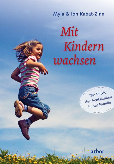Buchcover mit Titel "Mit Kindern wachsen". Eine springende junge Frau vor blauem Himmel. Autoren: Myla & Jon Kabat-Zinn.
