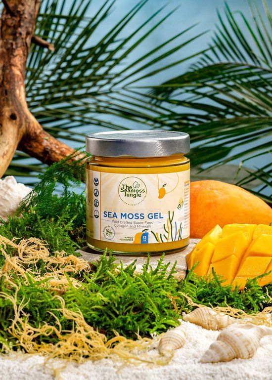 Glas mit gelbem Gel, umgeben von Seegras, Moos und Mango. Aufschrift: Sea Moss Gel, Mango Flavour. Logo: The Seamoss Jungle.