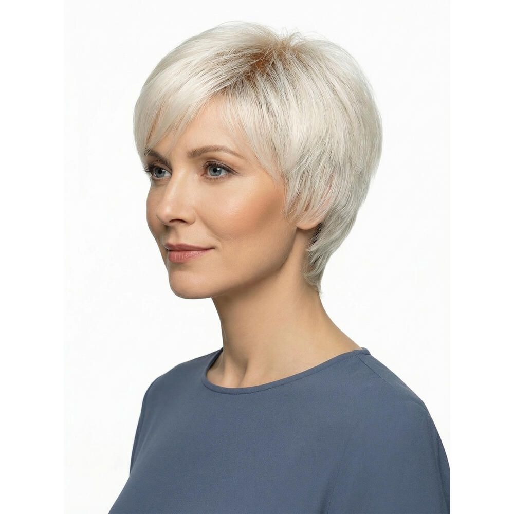 Kurzhaarperücke in hellem Blond. Seitliche Ansicht einer Frau mit blauer Bluse. Haarschnitt mit Pony.