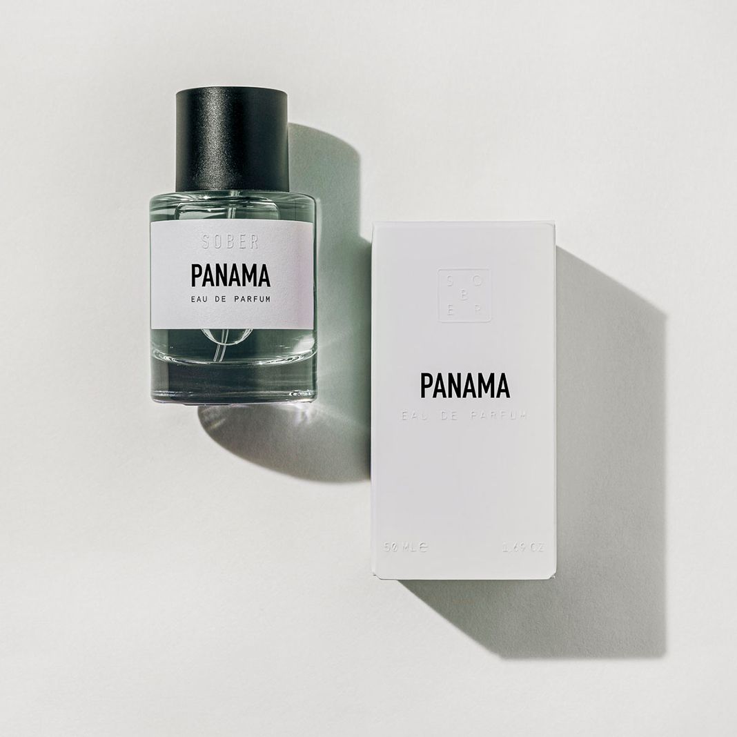SOBER BERLIN PANAMA Eau de Parfum Flakon und Verpackung. Weißes Etikett mit schwarzem Text. Schwarzer Verschluss.