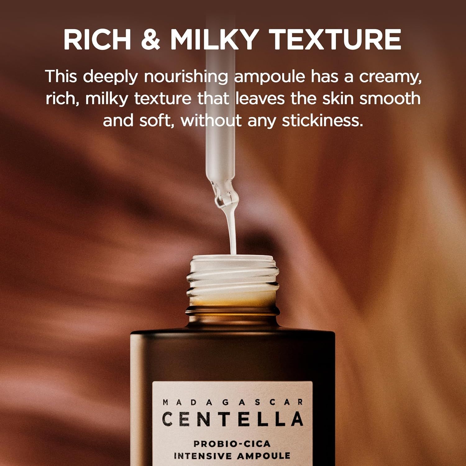 Serumflasche mit Tropfer. Textur des Serums. SKIN1004 Madagascar Centella Probio-Cica Intensive Ampoule. Braune Flasche.