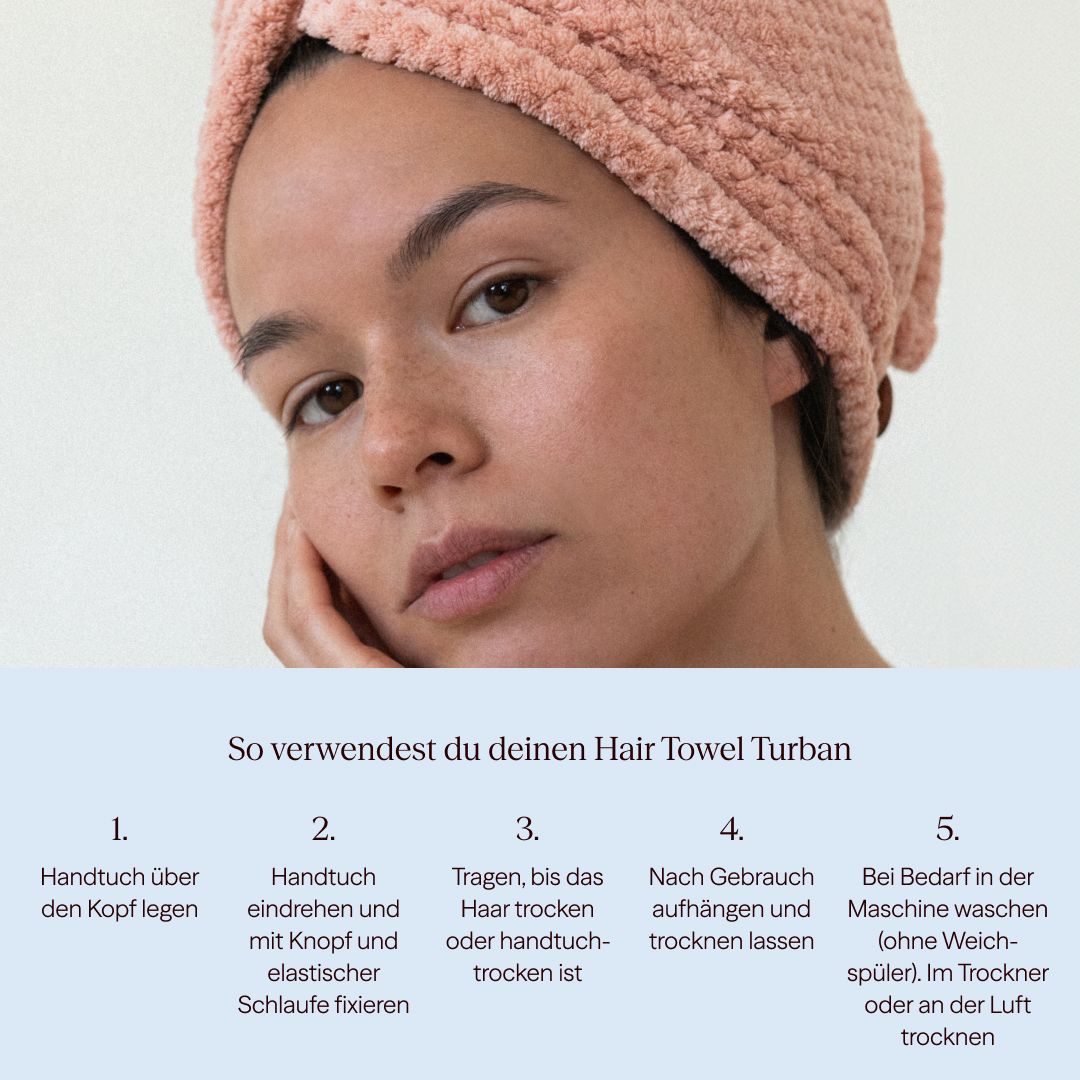 Frau mit rosa Haarturban. Anleitung in 5 Schritten: Handtuch über den Kopf legen, eindrehen, fixieren, trocknen lassen, waschen.
