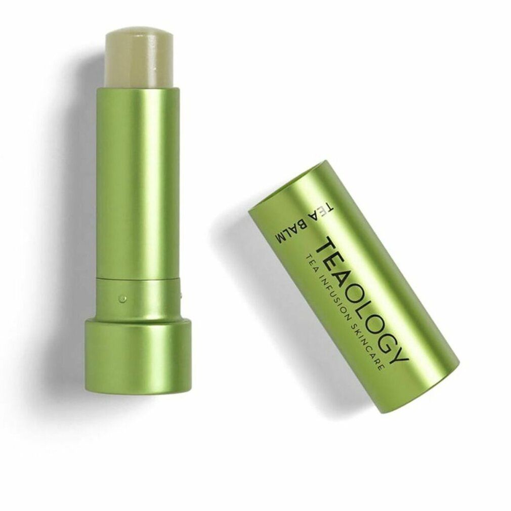 Grüner Lippenbalsam von Teaology. Der Deckel liegt daneben. Auf dem Deckel steht Tea Balm und Tea Infusion Skincare.
