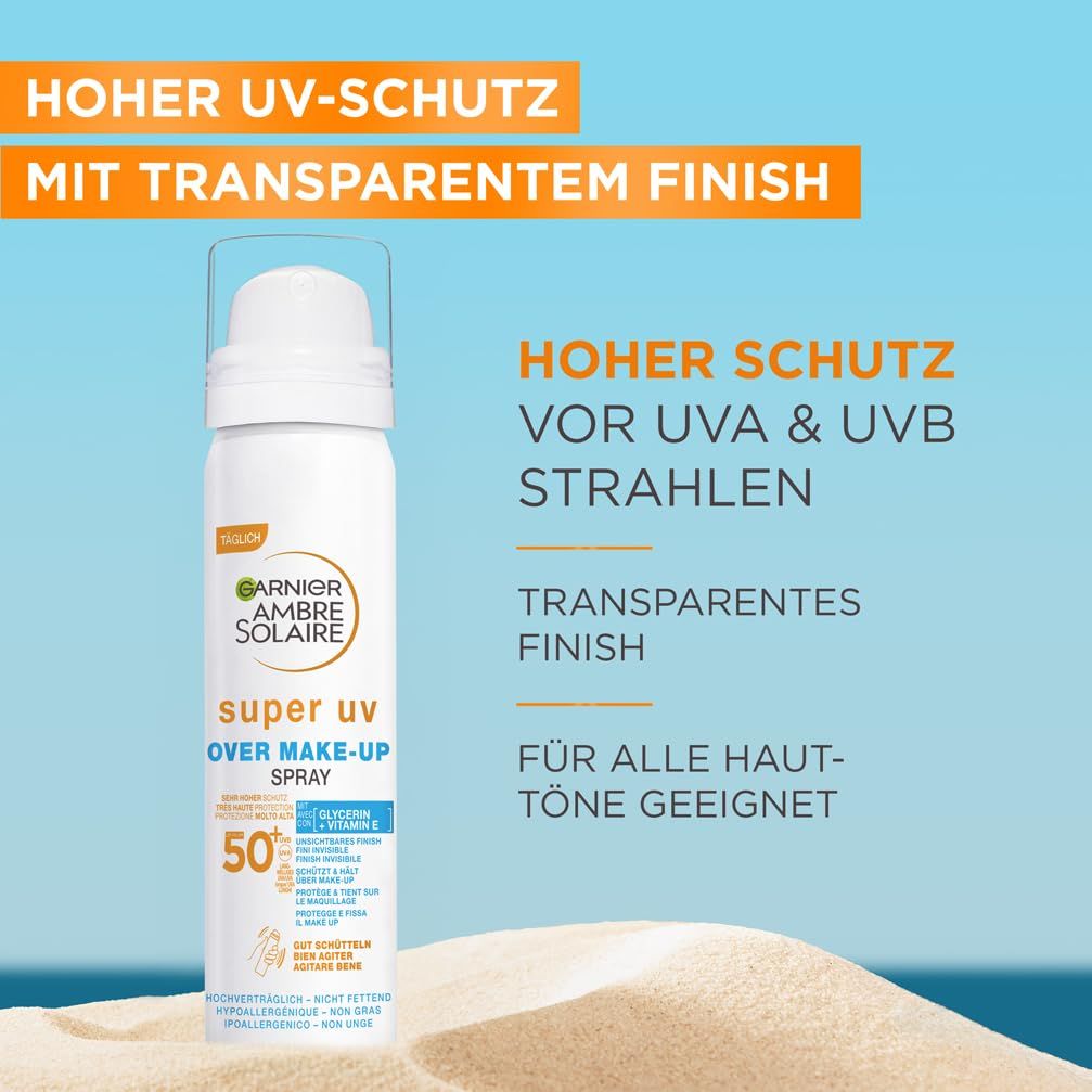Garnier Ambre Solaire Super UV Spray. Flasche auf Sand. Text: Hoher UV-Schutz, transparentes Finish, für alle Hauttöne.