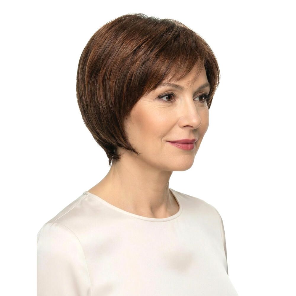 Perücke mit braunen Haaren, Bob-Schnitt, seitlicher Pony. Frau trägt ein weißes Oberteil. Blickrichtung nach links.