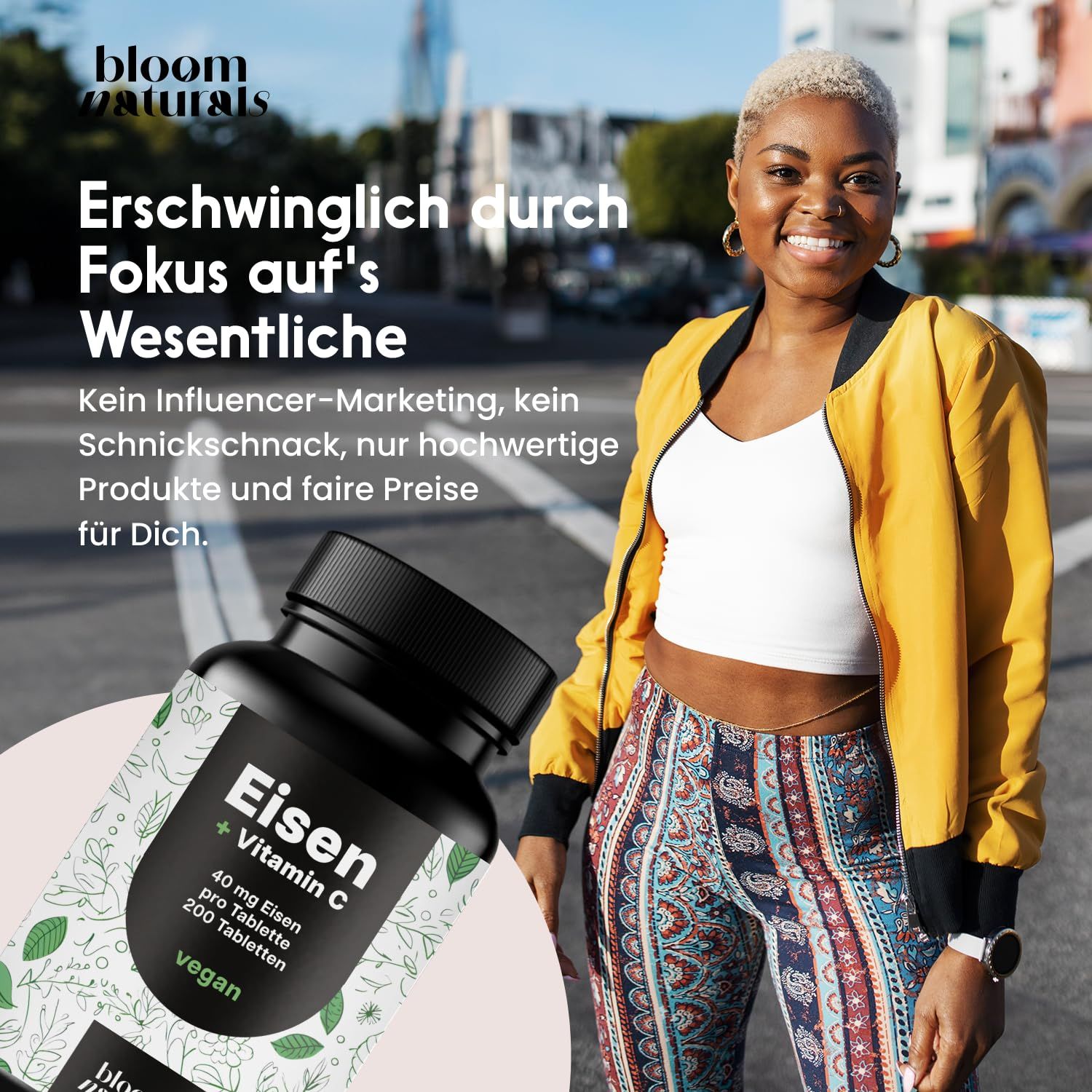 Frau lächelt. Flasche mit Etikett: Eisen + Vitamin C, 200 Tabletten, vegan. Text: Erschwinglich durch Fokus auf's Wesentliche.