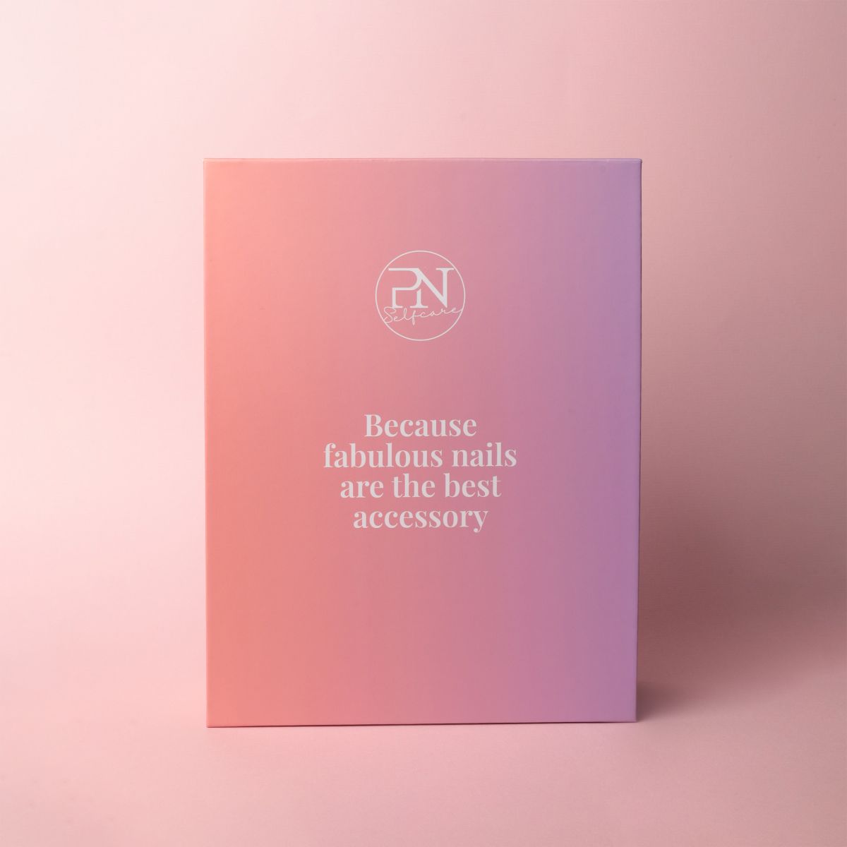 Rosa-lila Box mit PN-Logo. Text: Weil fabelhafte Nägel das beste Accessoire sind.